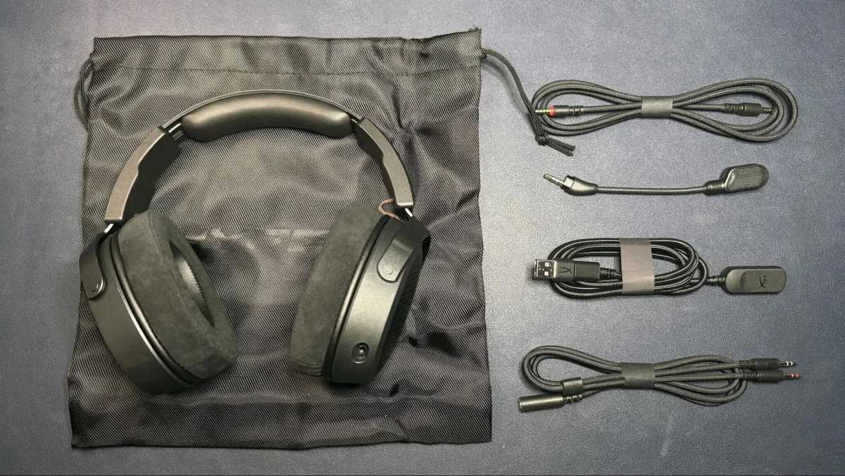 HyperX Cloud Alpha Air box contents, including cables and mics